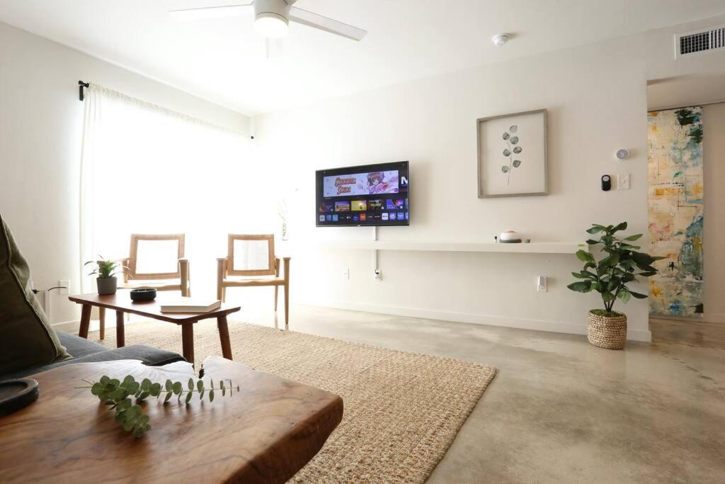 Concrete Suite 5 Min Walk To Shands Uf Gainesville Buitenkant foto